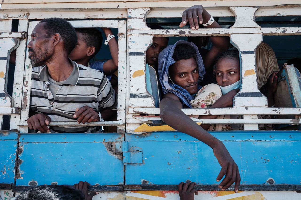 Net getrouwd Ethiopisch stel uit Tigray zit in de bus op weg naar vluchtelingenkamp Um Raquba in oostelijk Soedan.