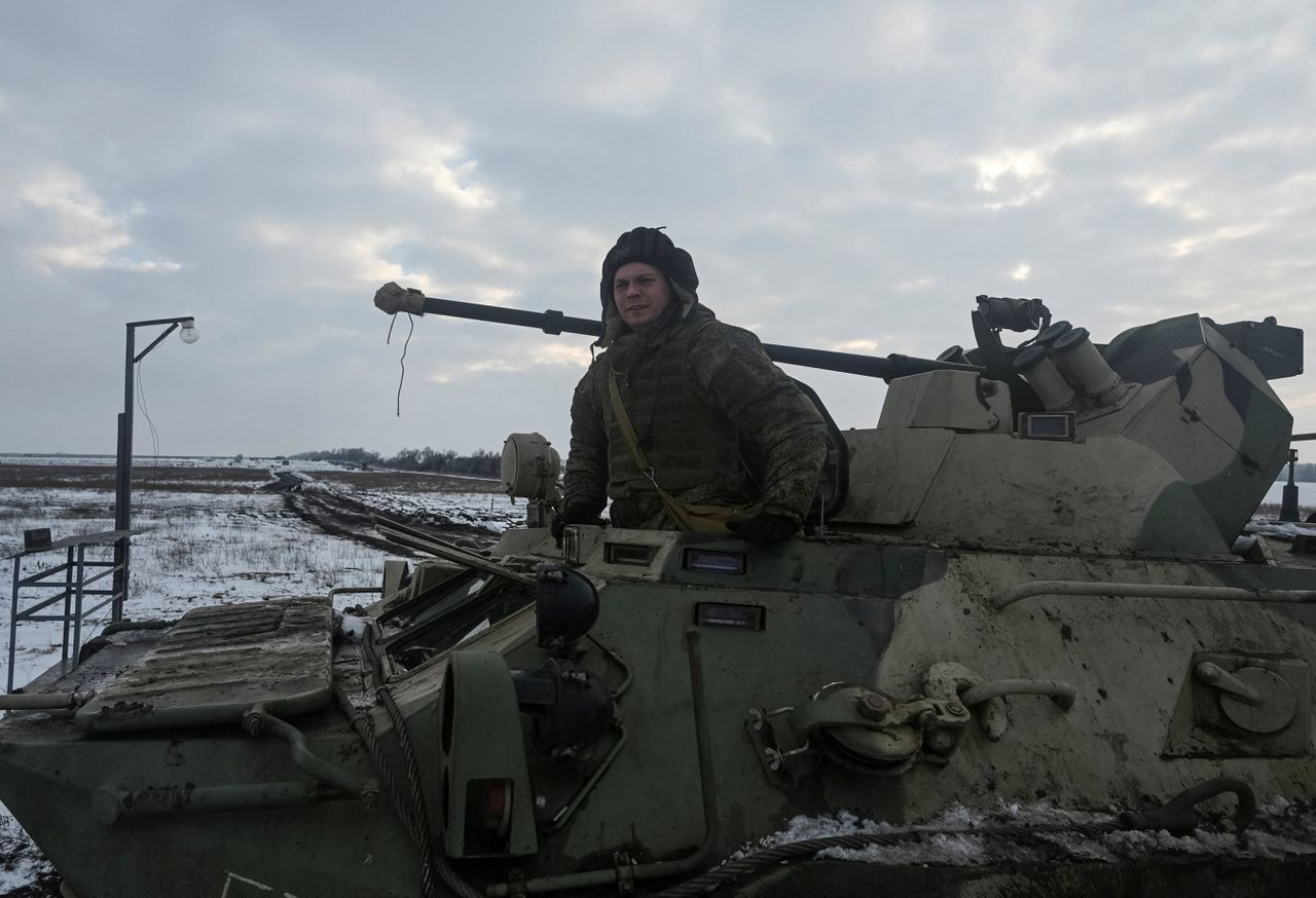 Een Russische militair maandag op een pantservoertuig tijdens een oefening in de buurt van de grens met Oekraïne.