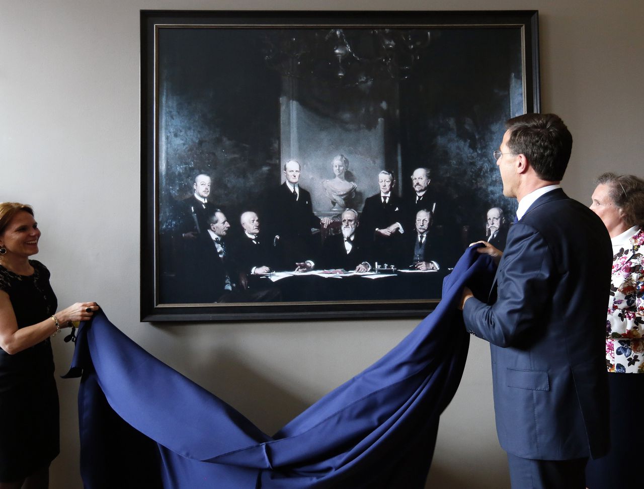 Premier Mark Rutte (VVD) tijdens de onthulling in het Tweede Kamergebouw van een replica van het schilderij van kabinet-Cort van der Linden.