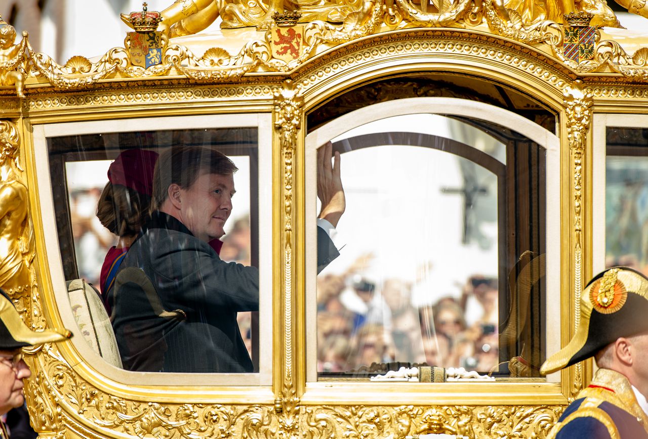 Koning Willem Alexander en koningin Maxima vertrekken in de gouden koets bij Paleis Noordeinde.