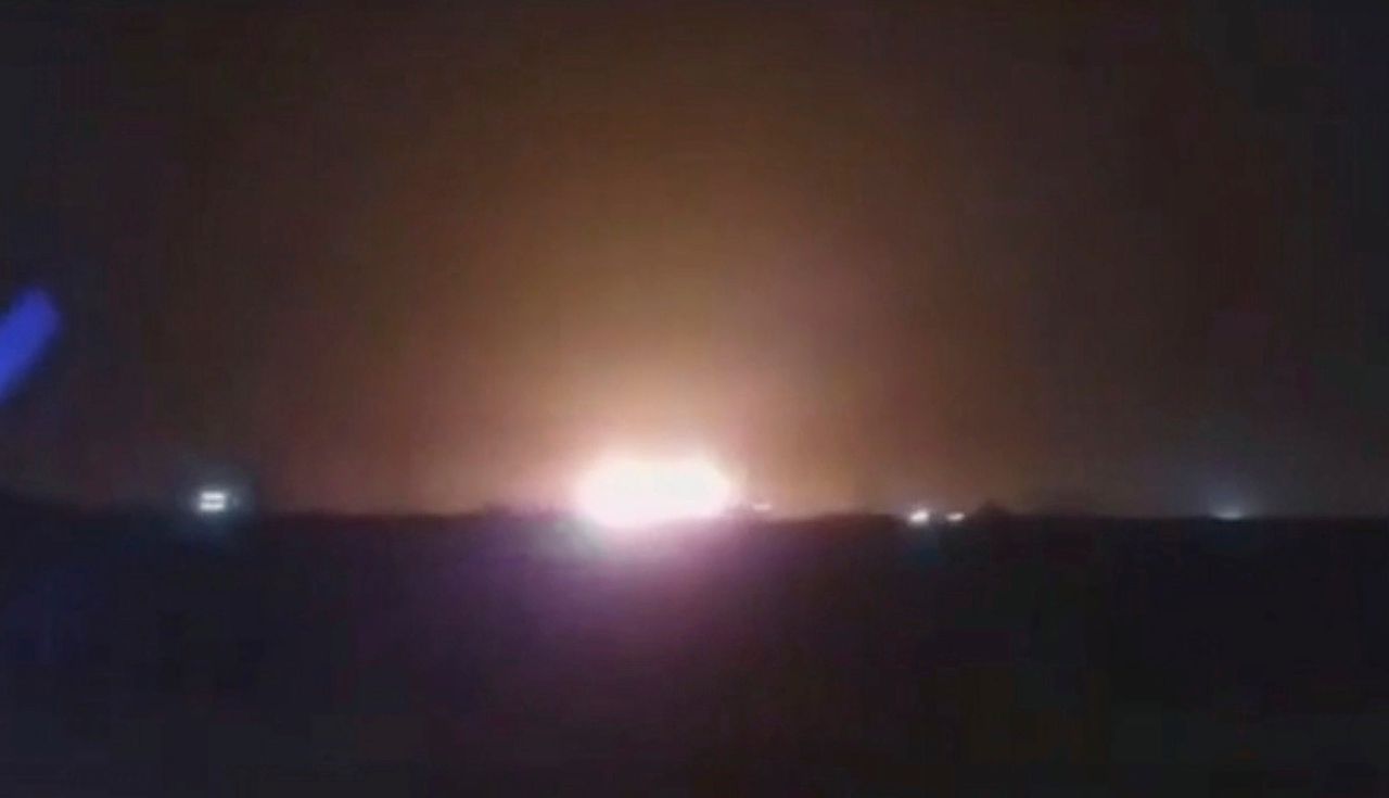 Een screenshot van een video waarop het vliegtuig in brand lijkt te staan.