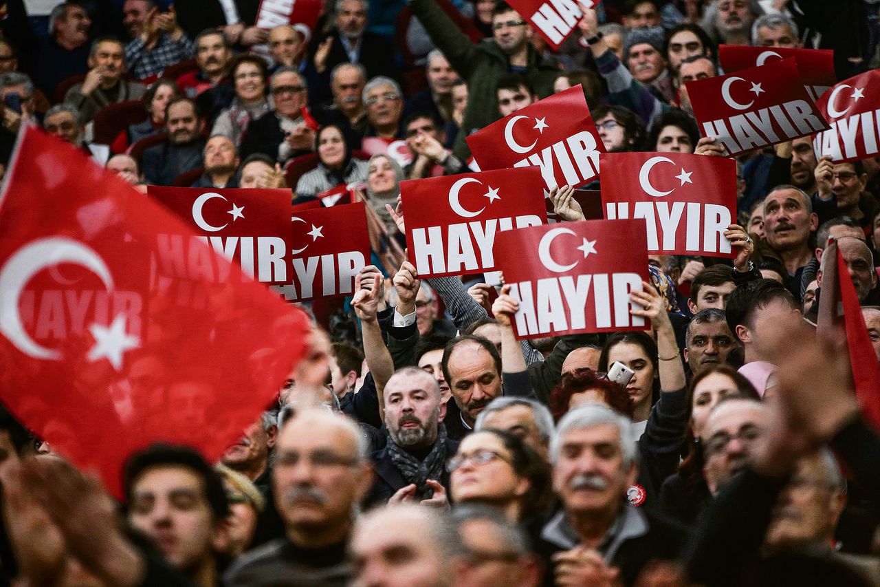 Op straat en in de media krijgt het nee-kamp weinig ruimte, maar tijdens de campagne-aftrap voor het referendum van de nationalistische MHP-partij was het ‘nee’ (hayir) wel te zien. Rechts zwaait partijleider Devlet Bahçeli aanhangers toe tijdens een protest tegen de coup van 15 juli.