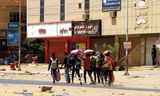 Inwoners van Khartoem zochten zondag een veilig heenkomen nadat in de Soedanese hoofdstad hevig geweld uitbrak tussen het regeringsleger en een militie.