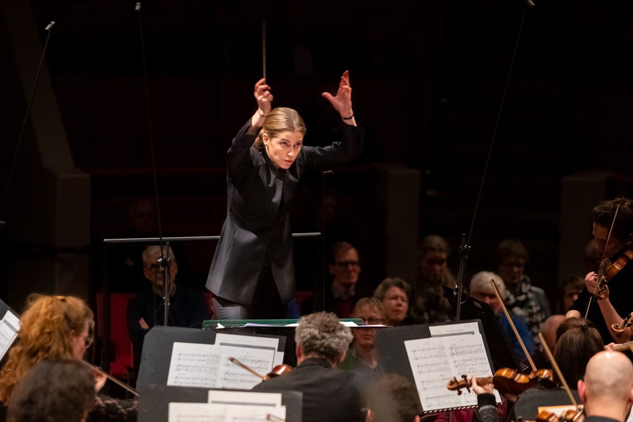 Dirigent Karina Canellakis vrijdag met het Radio Filharmonisch Orkest. Juri Hiensch
