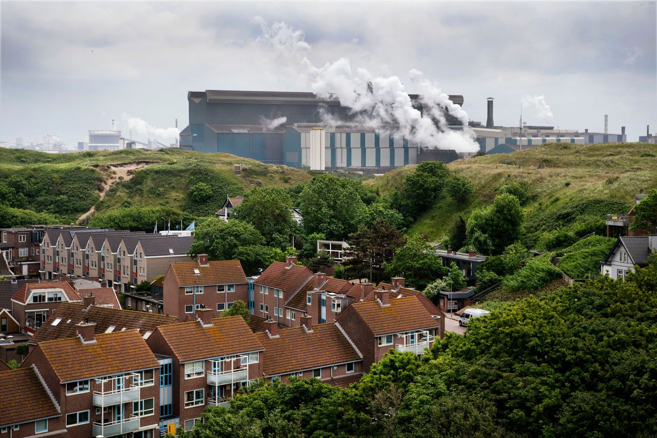 Tata Steel, gezien vanuit Wijk aan Zee.