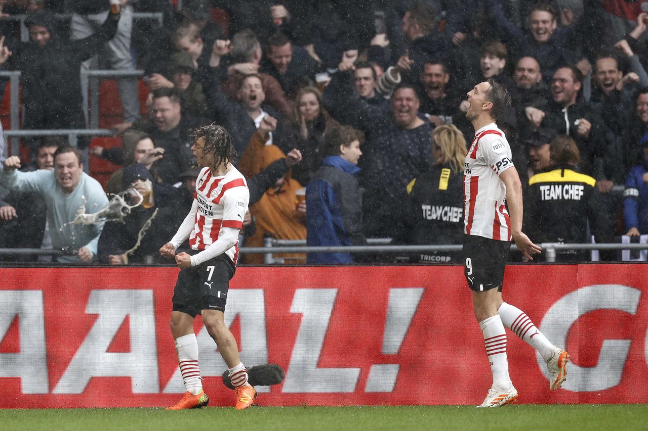 PSV verslaat Ajax met 3-0 en stijgt naar de tweede plek in de Eredivisie 