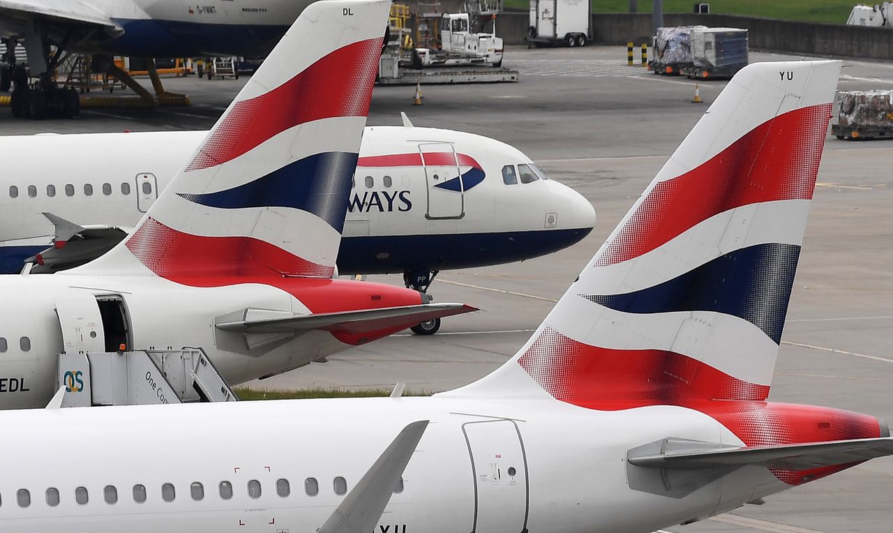 Vertrekkende vluchten Heathrow even geannuleerd om mogelijke drone 