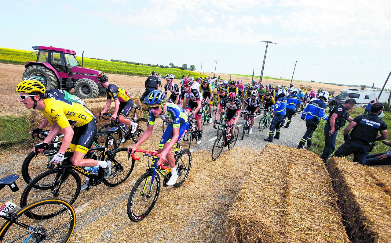 Het peloton is op weg naar Bagnères-deLuchon. De zestiende etappe is nog geen half uur oud als uit de luidspreker van de motor alarmerende berichten klinken over een boerenprotest. De Tour wordt kort daarna stilgelegd.