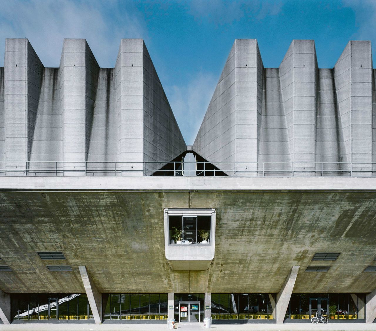 Auditorium van de Technische Universiteit in Delft, ontworpen door Van den Broek & Bakema, 1966