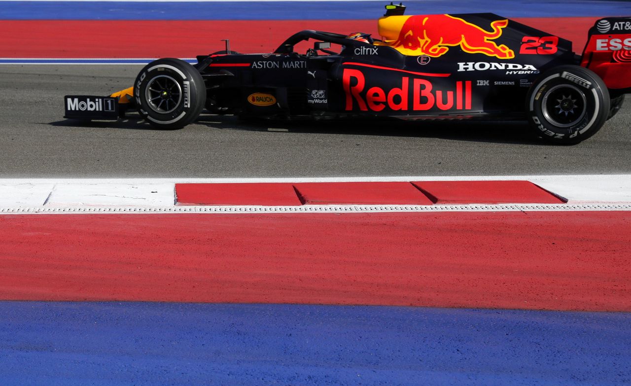 Alexander Albon van Red Bull reed een anonieme race tijdens de GP van Rusland in Sotsji, waar hij als tiende finishte.