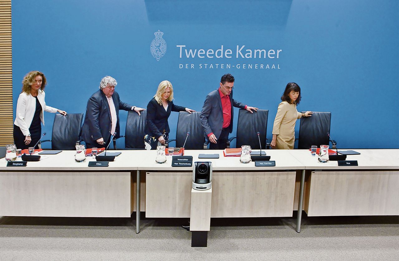De vijf leden van de commissie hadden de onderwerpen verdeeld: Henk van Gerven (SP, tweede van links) enTon Elias (VVD, vierde v.l.) richtten zich op de aanbesteding van de HSL-concessie.Mei Li Vos (PvdA, vijfde v.l.) enVera Bergkamp (D66, eerste v.l.) hadden zich vooral verdiept in de aankoop en controle van de treinen.Madeleine van Toorenburg (CDA, midden) was de voorzitter. Foto Maarten Hartman