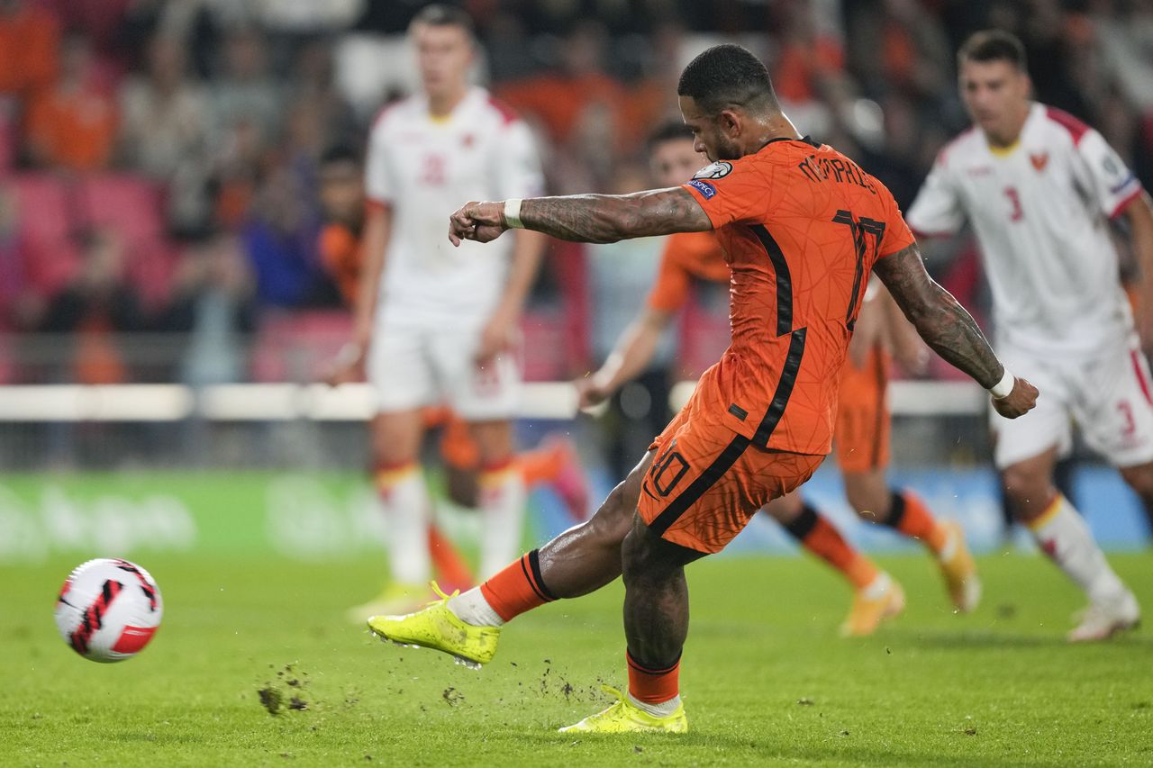 Memphis Depay schiet Nederland vanaf de strafschopstip op 1-0 tegen Montenegro.