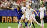 Luka Modric (links) en Harry Kane tijdens de wedstrijd England – Kroatie in de groepsfase van WK 2026