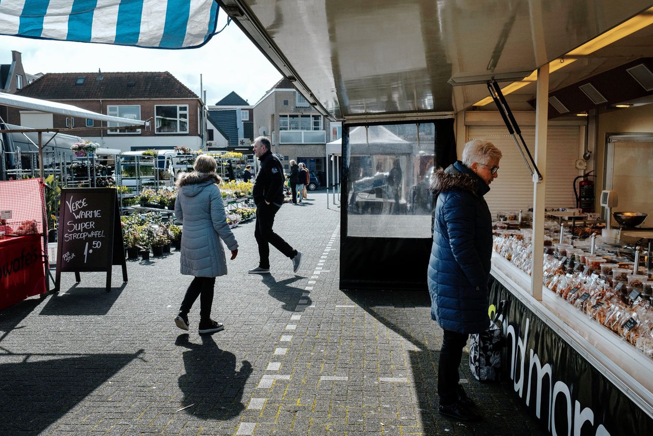 Riet Ippel (rechts in beeld) op de Markt in Werkendam.