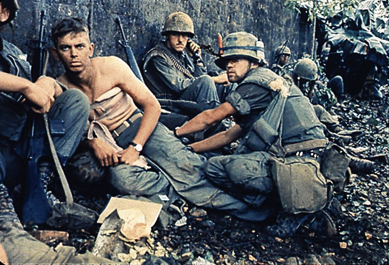 Amerikaanse militairen van het Vijfde Mariniers Regiment tijdens Operatie Hue City in Vietnam, 6 februari 1968