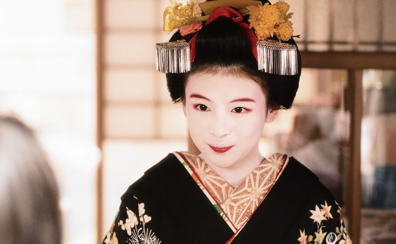 Sumire (Natsuki Deguchi) in geishakleding, in ‘The Makanai: Cooking for the Maiko House’.