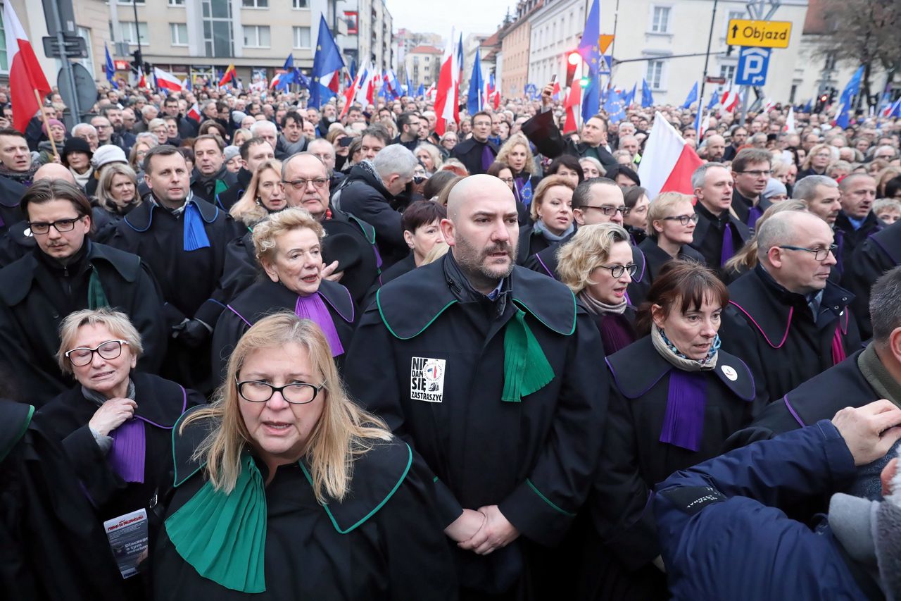 Poolse rechters en hun Europese collega’s demonstreren begin dit jaar gezamenlijk in Warschau tegen de afbraak van de rechtsstaat.