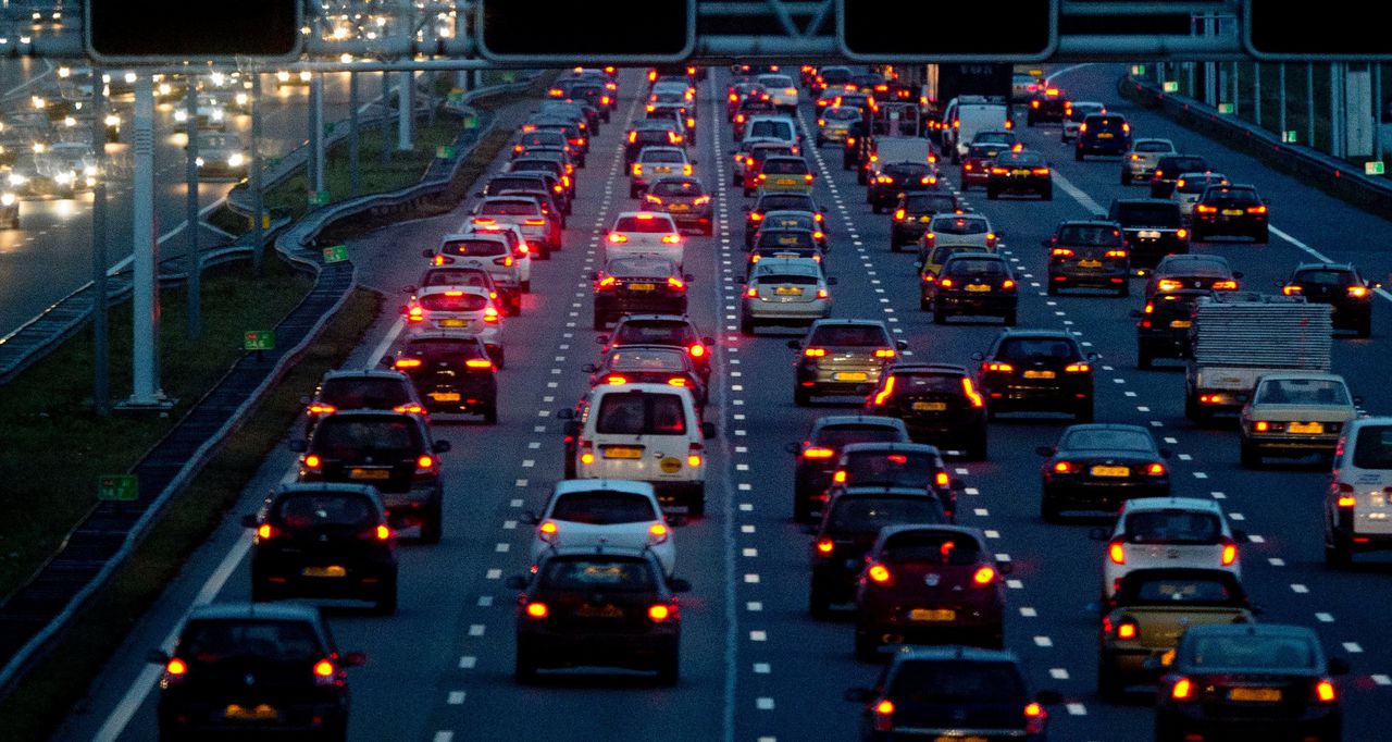 De stikstofuitstoot van verkeer in Nederland, waaronder auto’s, moet 25 procent dalen tot 2030 om natuurschade tegen te gaan.