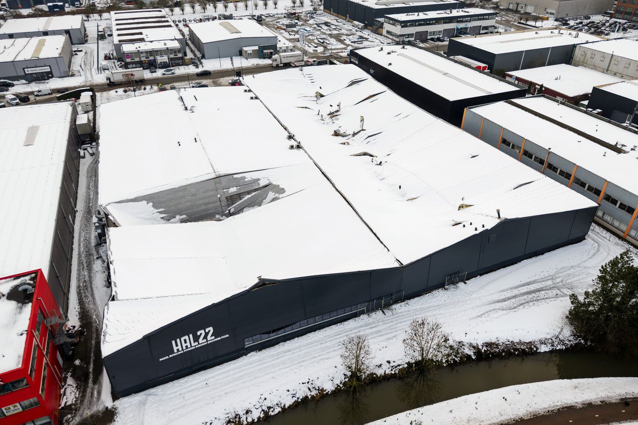 Vanwege de sneeuw worden gebouwen met platte daken gesloten, zoals sporthallen en IKEA’s. ‘Extra risico’s door weer van komende dagen’