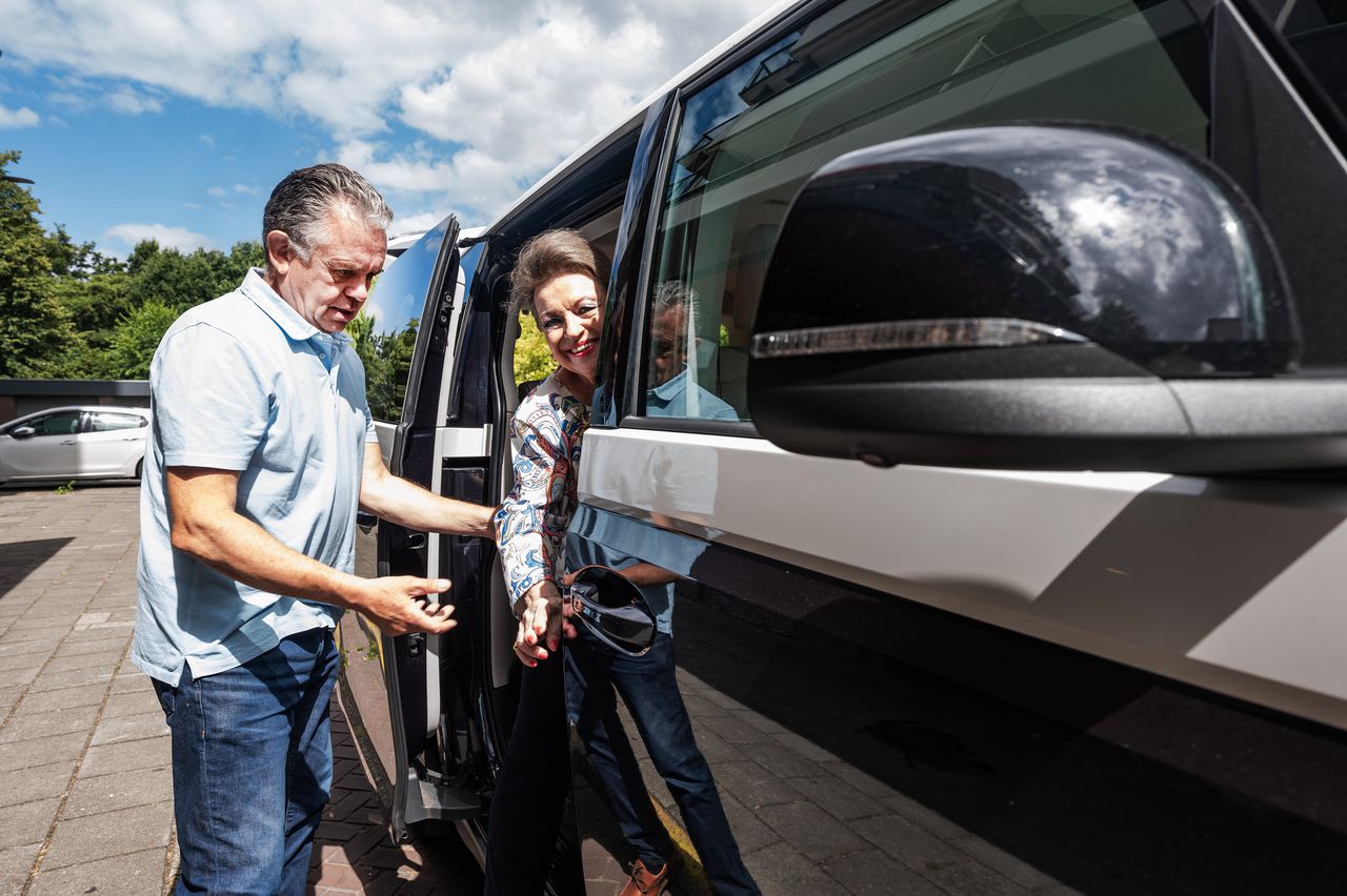 AutoMaatje volunteers help the less mobile attend appointments and reduce loneliness in the Netherlands | NRC Handelsbla