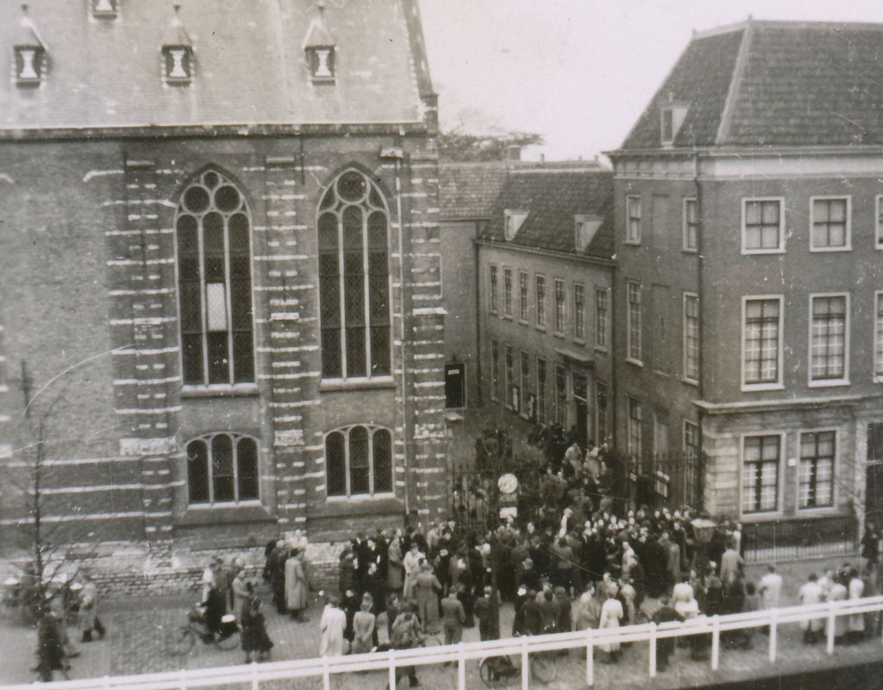 Het Rapenburg stroomt vol studenten nadat professor Cleveringa op 26 november 1940 een felle protestrede gehouden heeft.