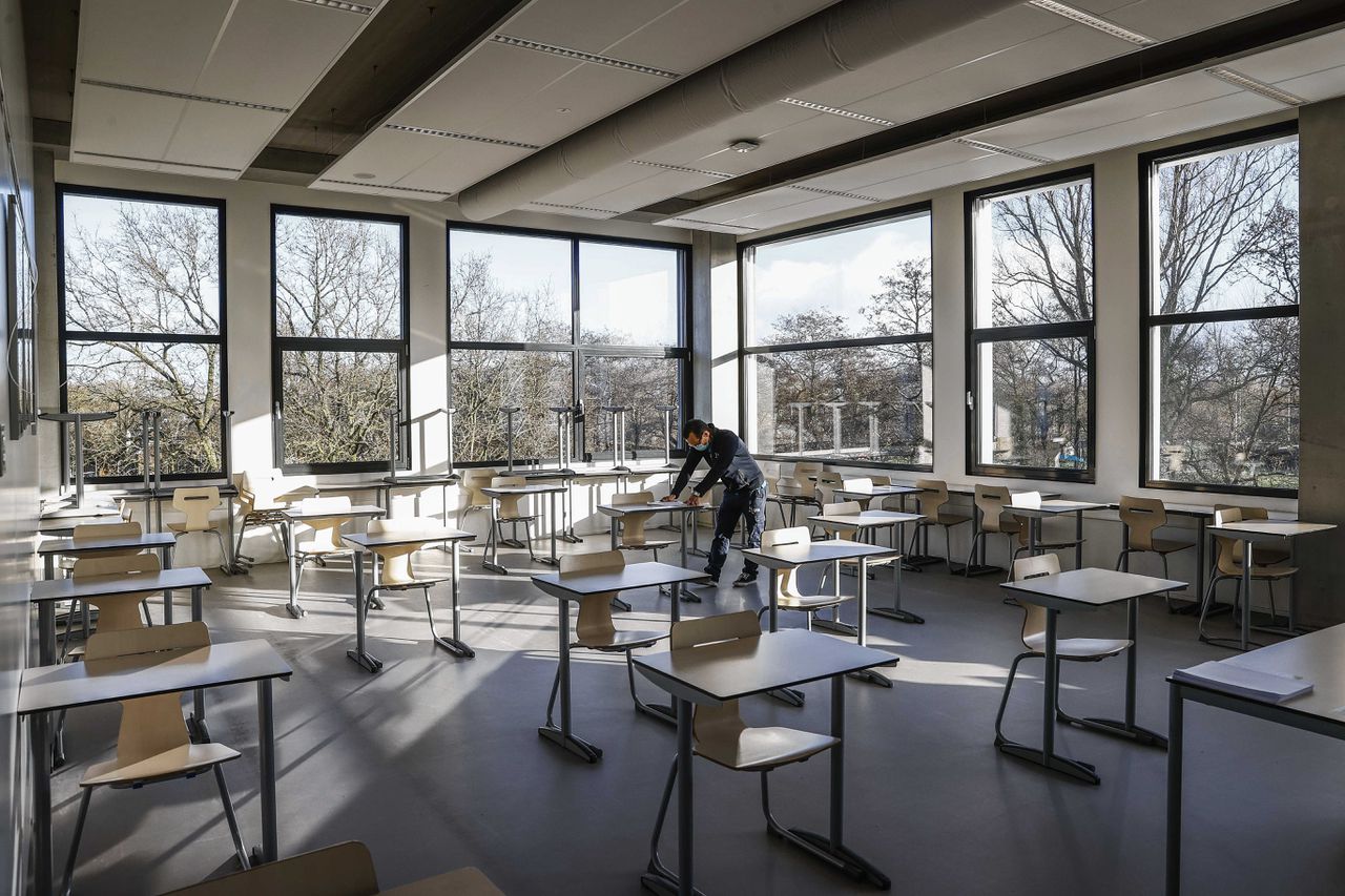 Op een middelbare school in Haren worden de tafels op anderhalve meter afstand geplaatst. De school is toegankelijk voor onder meer examenleerlingen