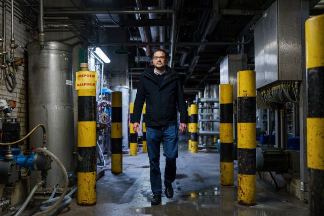 De Canadese ondernemer en uitvinder Sasha Dobrovolsky in zijn papierfabriek.