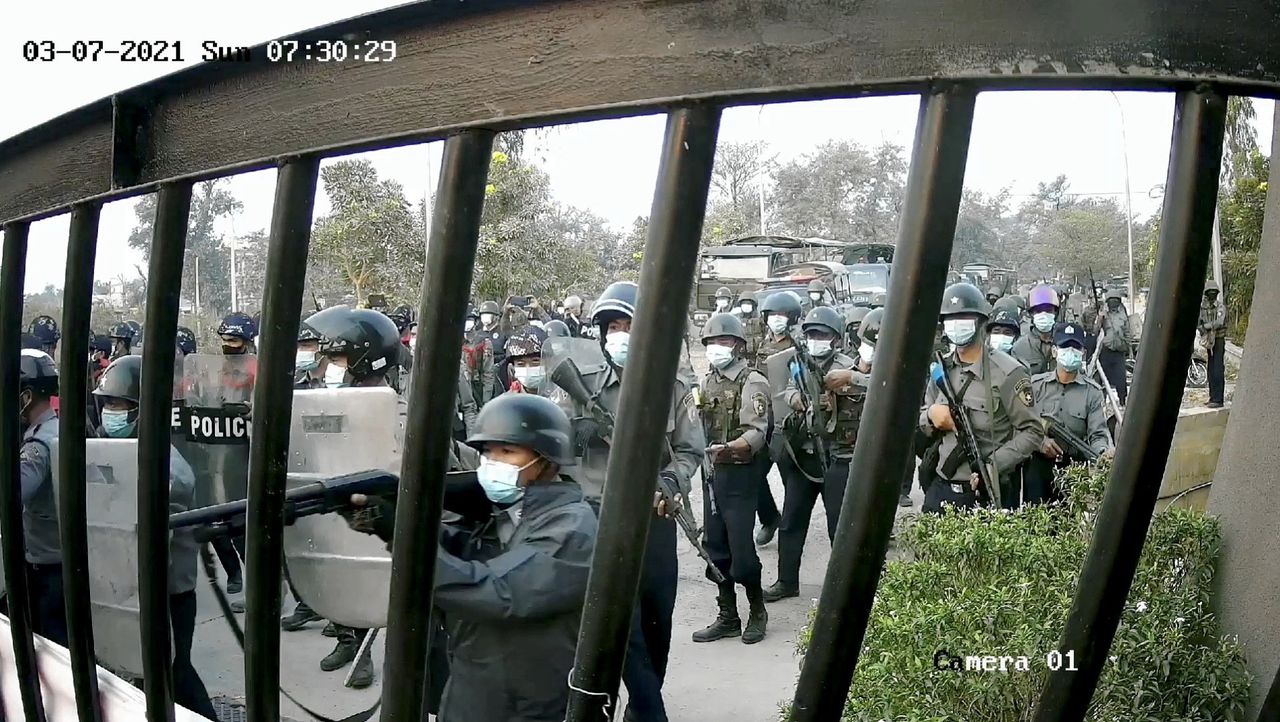 Politie Myanmar bezet ziekenhuizen en universiteiten op stakingsdag 