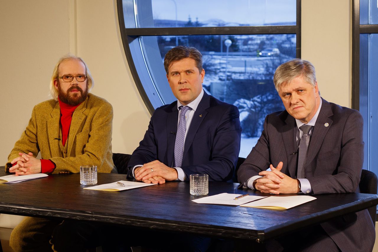 Ottarr Proppe (Glansrijke Toekomstpartij), premier Bjarni Benediktsson (Onafhankelijkheidspartij) en Benedikt Johannesson (Vernieuwingspartij) in januari bij de presentatie van het kabinet.