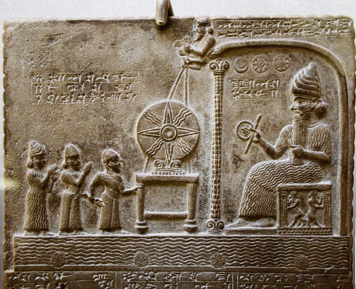 Detail van het Tablet van Sjamasj uit het British Museum (9de eeuw voor Christus), met daarop de zonnegod Sjamasj op de troon (rechts) en twee andere goden en de Babylonische koning Nabu-apla-iddina (888-885 voor Christus).