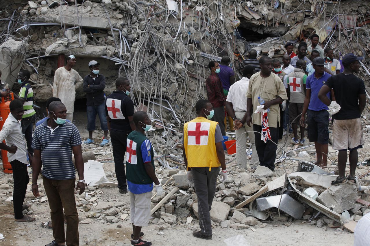 Reddingsverwerkers bij de plek in het Nigeriaanse Lagos waar vrijdag een gebouw instortte dat bij een megakerk van een bekende geestelijke hoort. 40 mensen hebben volgens de laatste cijfers het ongeluk tot nu toe niet overleefd.