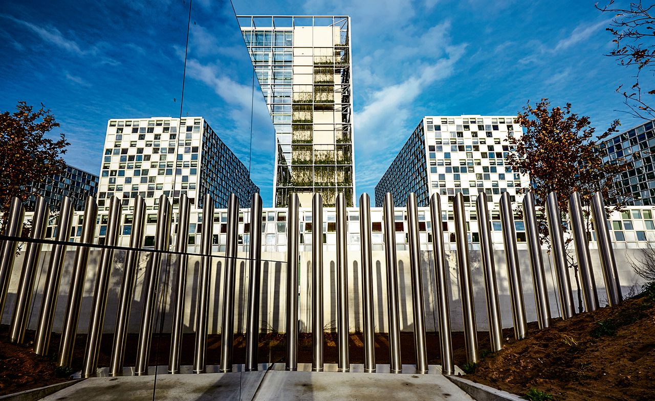 Het Internationaal Strafhof (links) is met het Joegoslaviëtribunaal (linksonder) en het Vredespaleis (rechts) een symbool van Den Haag als juridische hoofdstad.