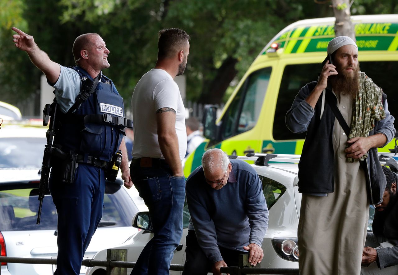 De politie probeert mensen weg te krijgen bij een moskee in Christchurch, waar één van de schietpartijen op 15 maart, 2019, plaatsvonden.