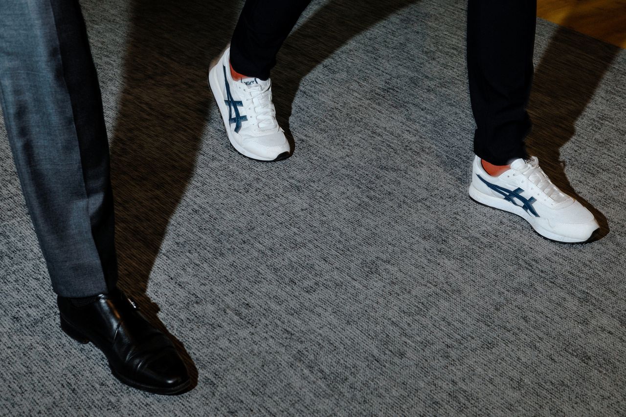 Nette schoenen op kantoor zijn zo 2005 de gebroken witte sneaker is favoriet NRC