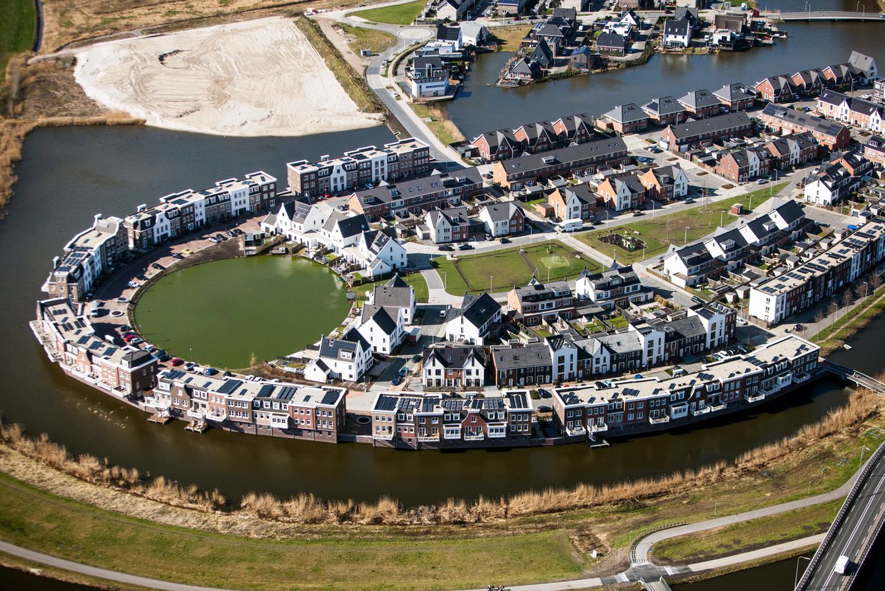 De nieuwbouwwijk Westergouwe bij Gouda werd gebouwd ondanks zware kritiek van waterschappen. Die hielpen uiteindelijk toch mee om de wijk in elk geval ‘klimaatbestendig’ te maken.
