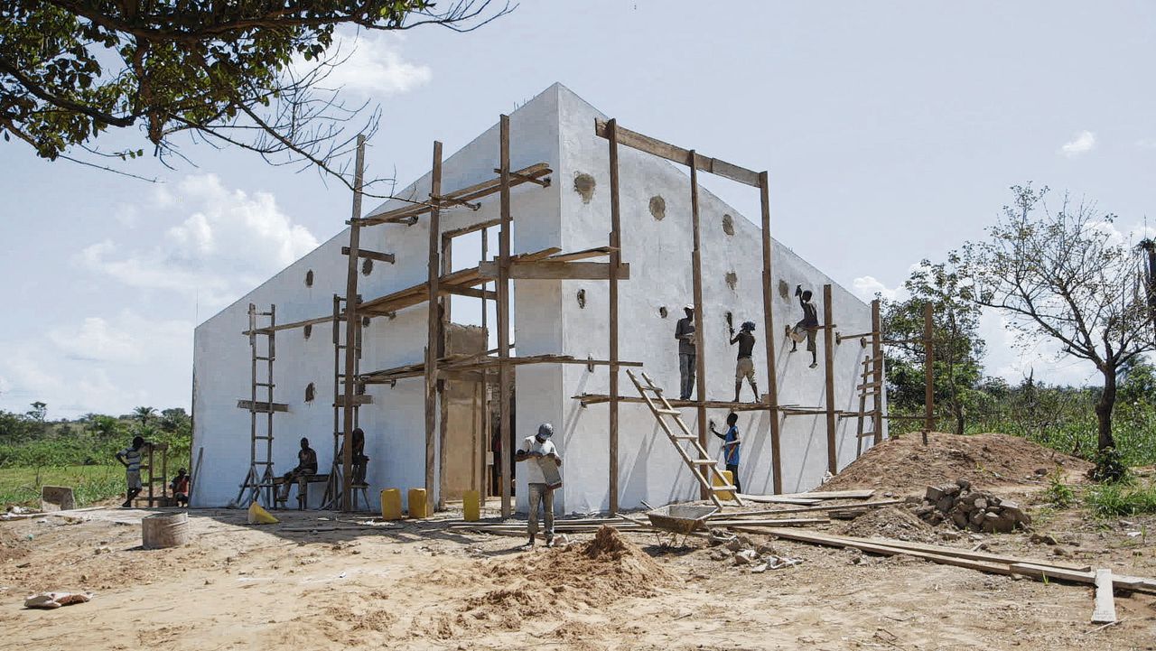 De expositieruimte in opbouw in Lusanga, beeld uit ‘White Cube’.