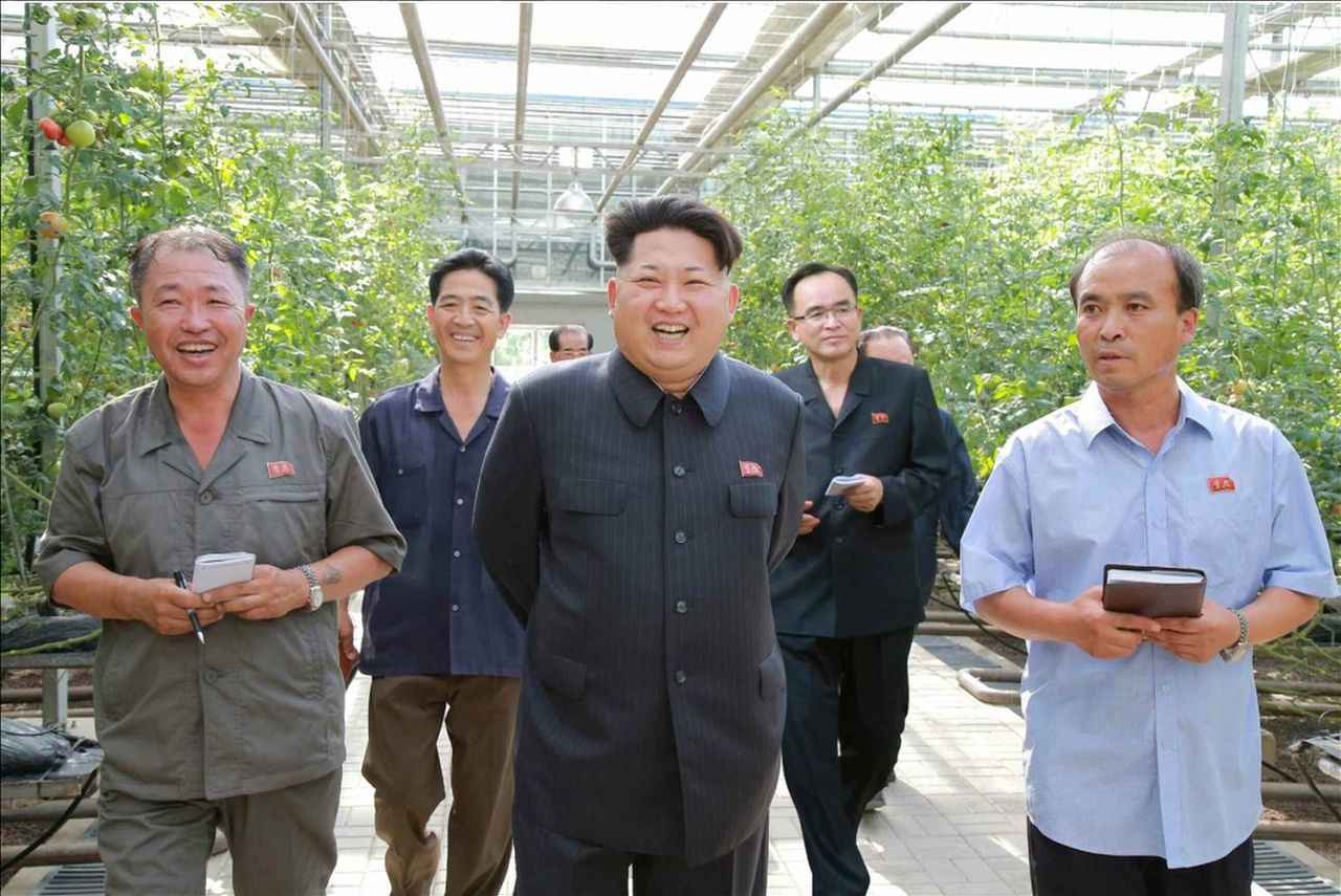 De Noord-Koreaanse leider Kim Jong-un bezoekt de Pyongyang Vegetable Science Institute.
