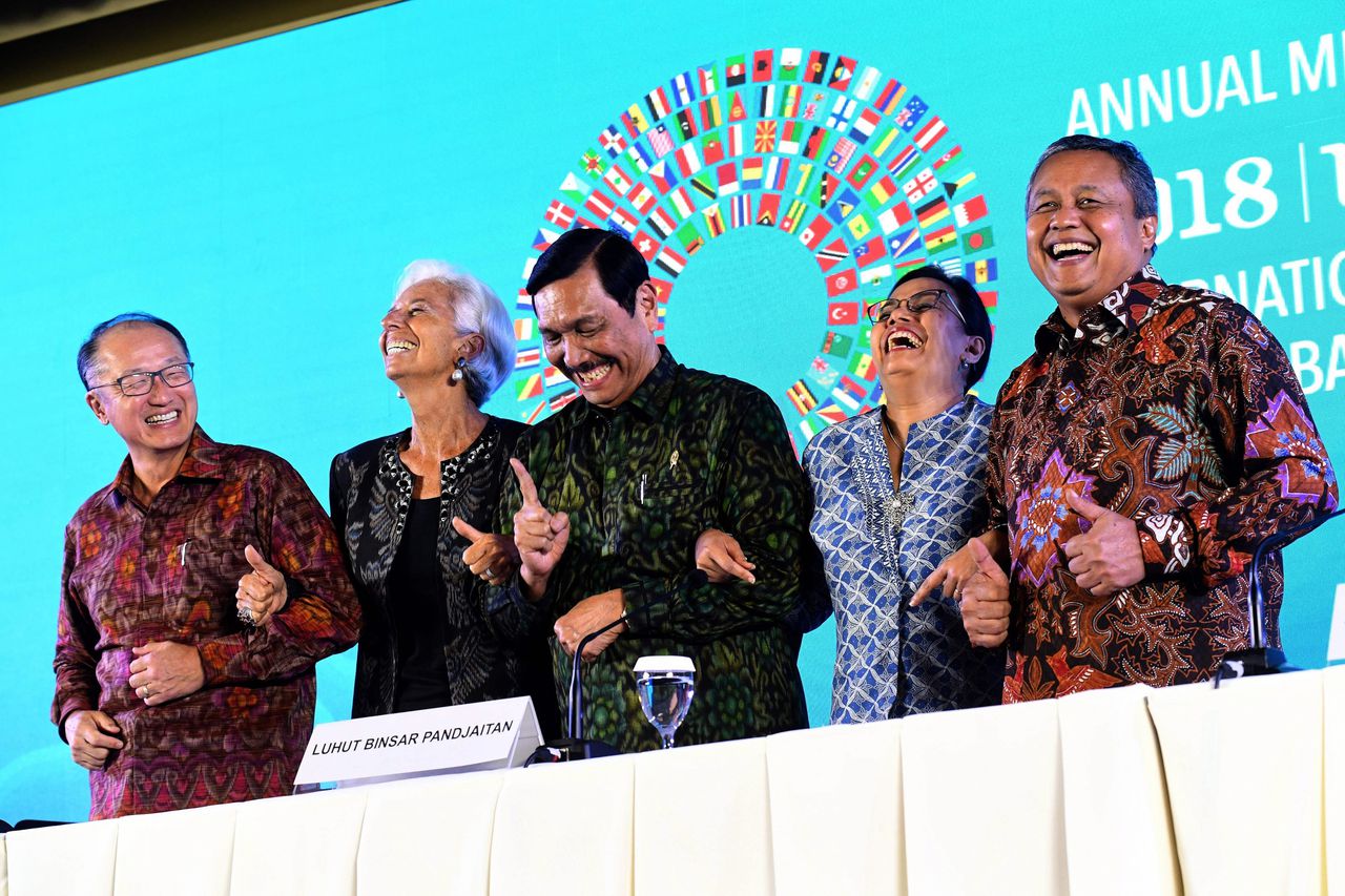 Sluiting van jaarvergadering van IMF en Wereldbank op Bali, zondag. Van links naar rechts: Wereldbankpresident Jim Yong Kim, IMF-chef Christine Lagarde, Indonesisch minister voor Maritieme Zaken Luhut Binsar Pandjaitan, minister van Financiën Sri Mulyani Indrawati en Centrale-Bankpresident Perry Warjiyo.