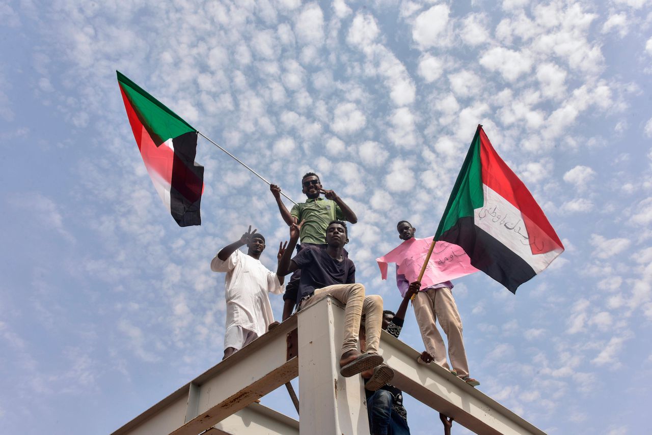 Bewoners van Atbara arriveren zaterdag in de Soedanese hoofdstad Khartoum om de ondertekening van de overeenkomst tussen burgers en militaire leiding te vieren.