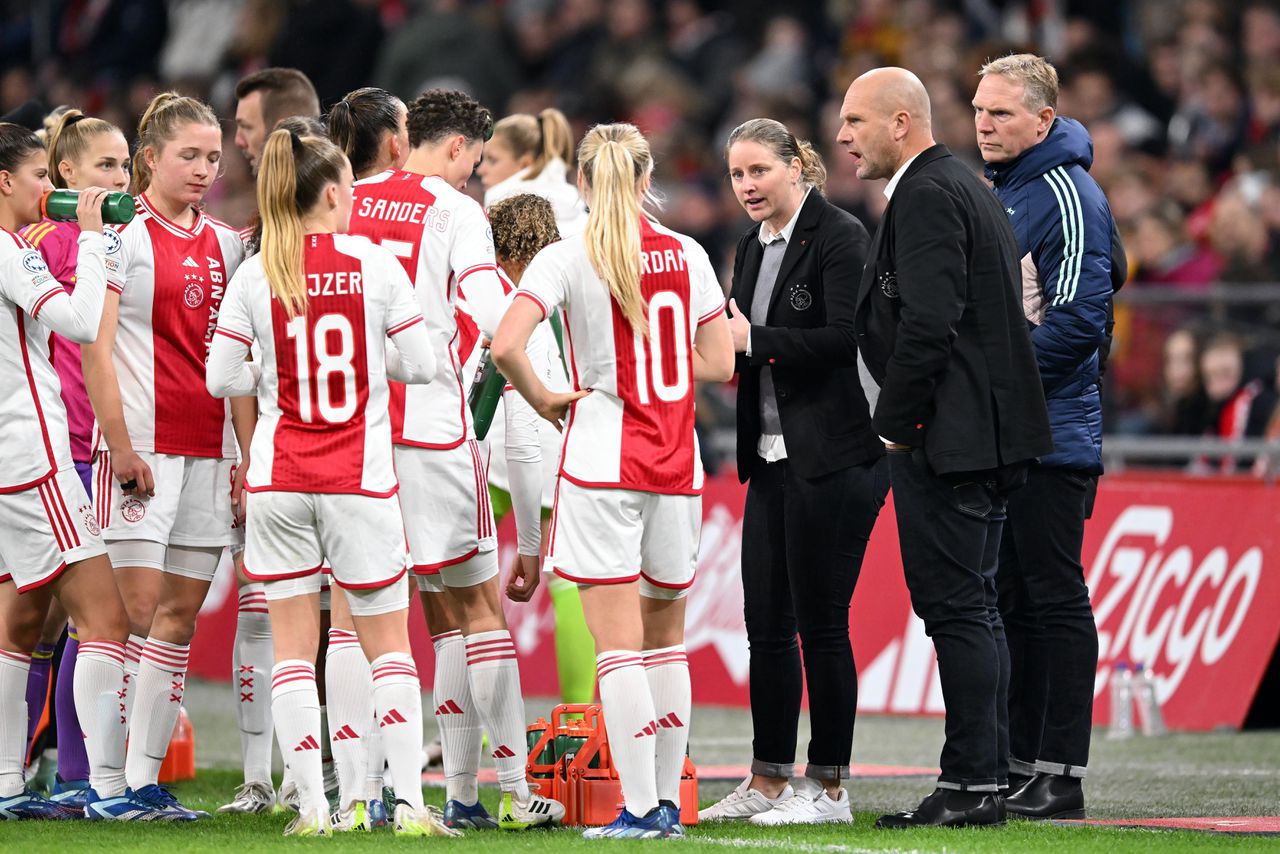 Waarom coach Suzanne Bakker na dit seizoen moet vertrekken bij Ajax 