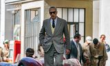 Adam Driver nel ruolo di Enzo Ferrari nel film 