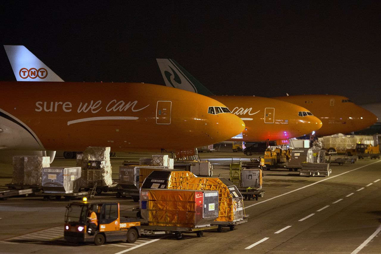 Vrachtvliegtuigen van TNT op het vliegveld van Luik. De pakketbezorger is ook getroffen door de gijzelsoftware.