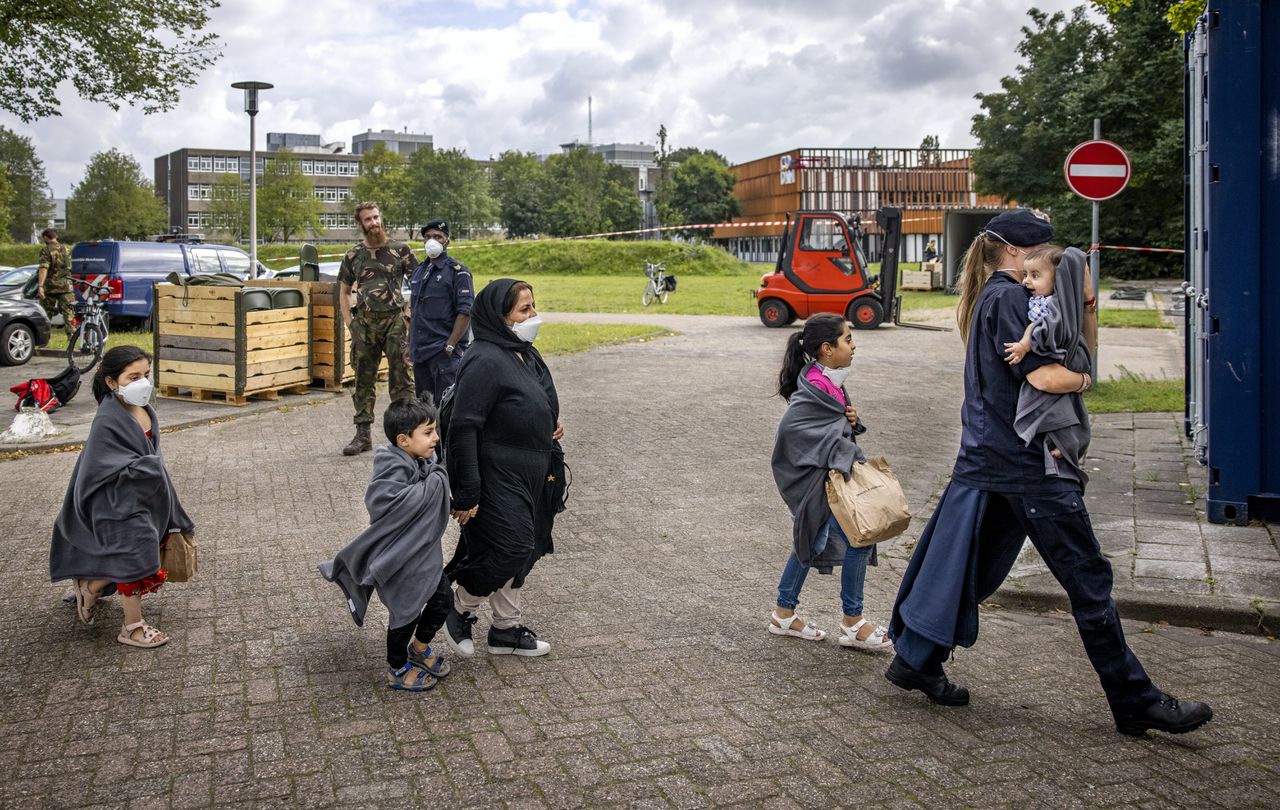 Hoekstra wil Afghanen op evacuatielijst binnen twee maanden naar Nederland halen 