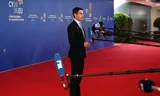 Premier Rob Jetten praat tegen journalisten voor de EU-top in Cyprus.