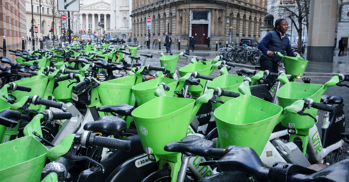 Londenaren haten de elektrische huurfietsen die hun stad overspoelen, tot ze er zelf op stappen