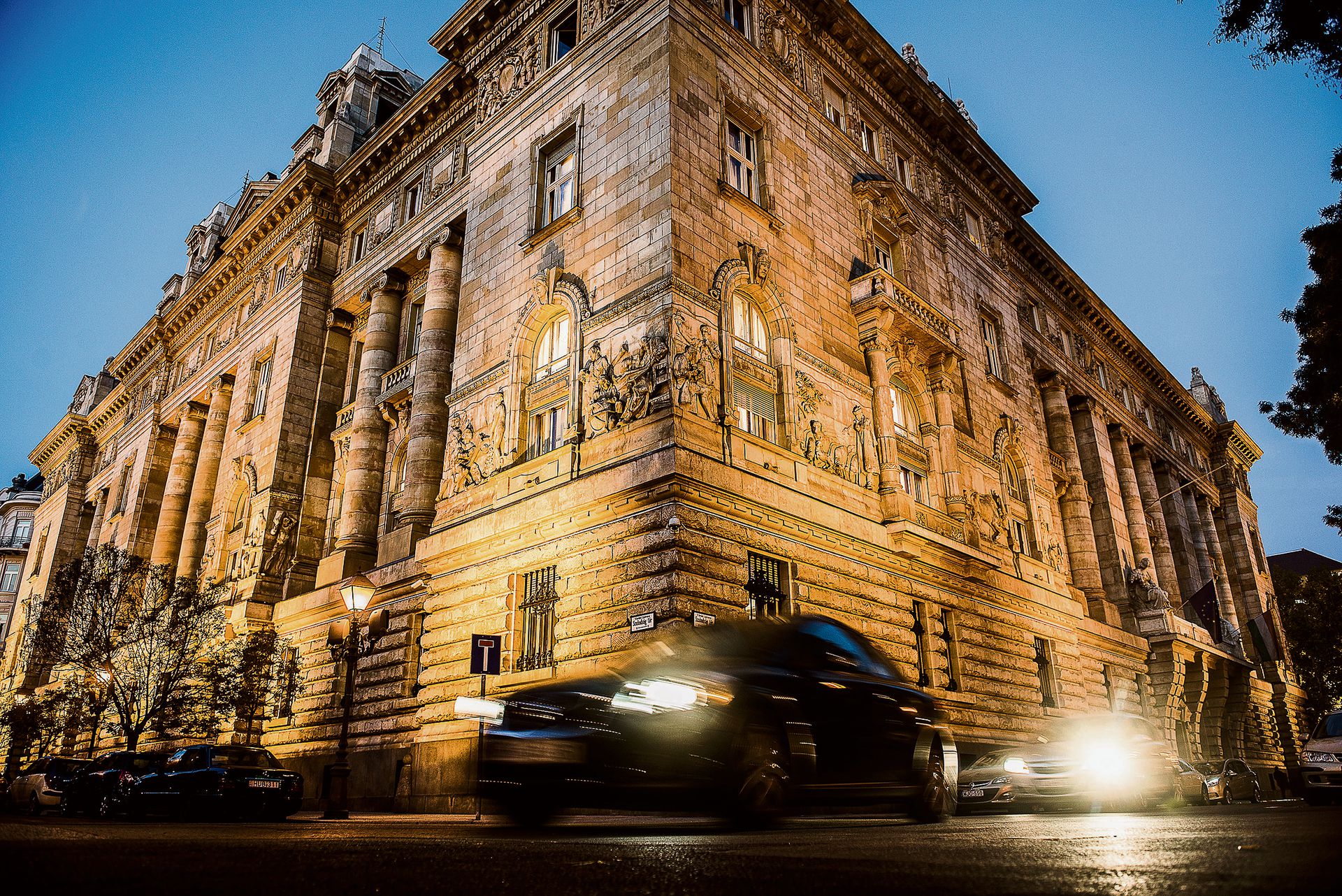 Hungarian Prosecutors Seize $300 Million in Central Bank Probe