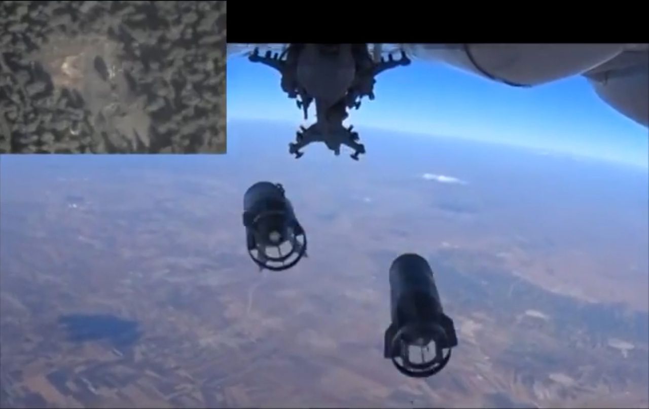 Een Russische bommenwerper werpt bommen af boven Syrië.