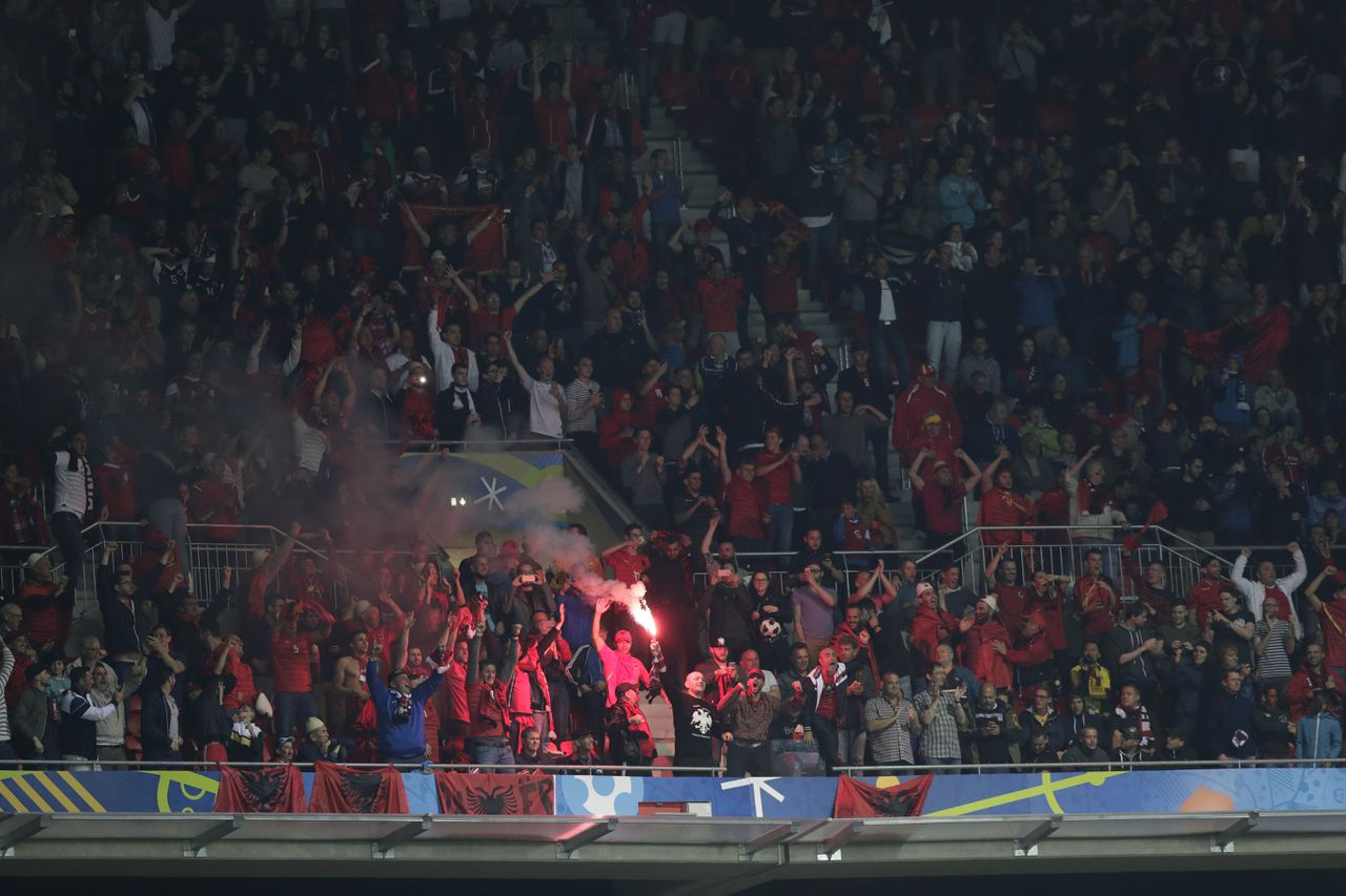 Albanese fans tijdens de wedstrijd tegen Roemenië.