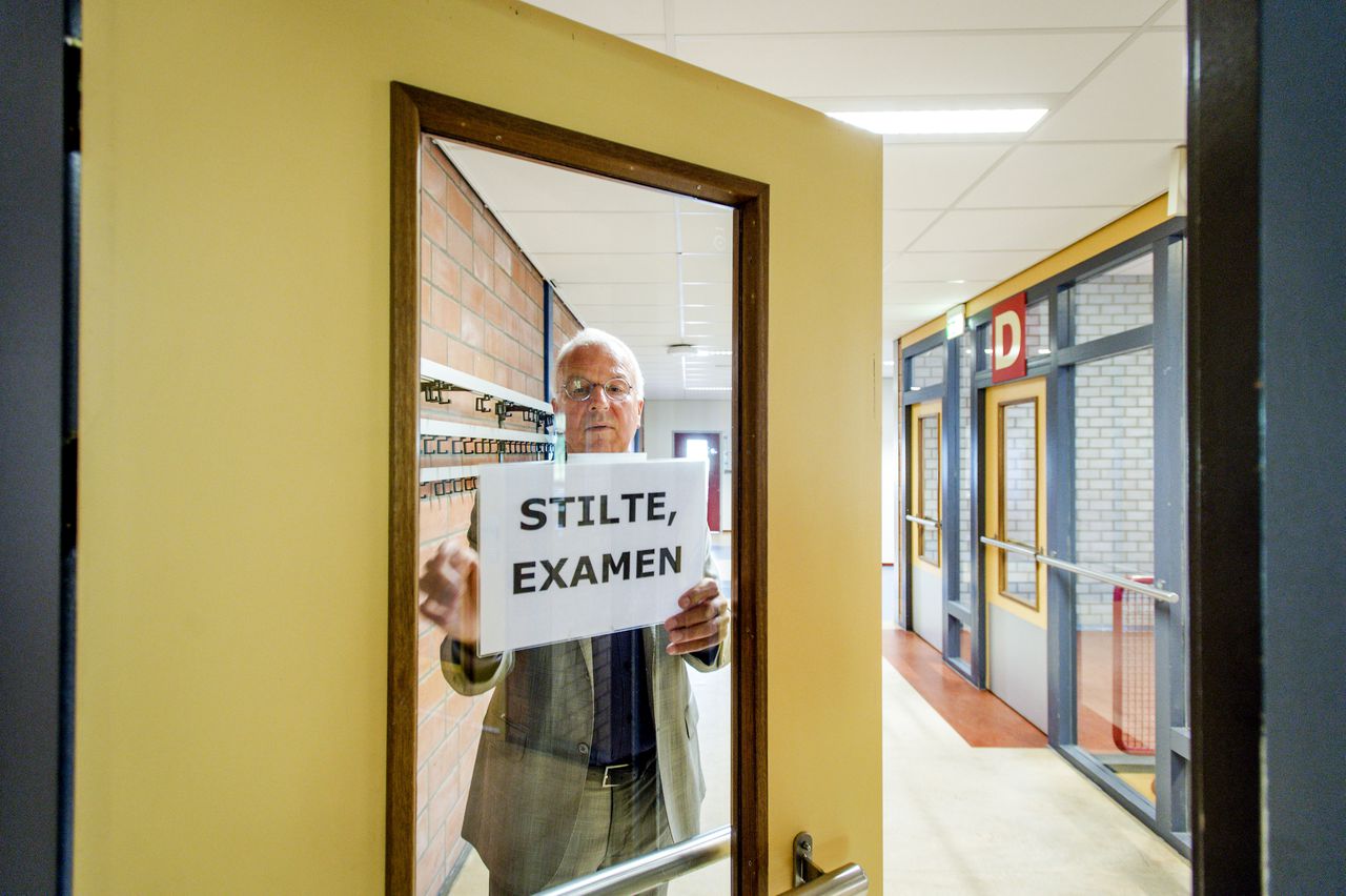 Ton den Breejen, directeur van het Lyceum Oudehoven, tijdens de laatste voorbereidingen vorige week voor de examens die vandaag beginnen.