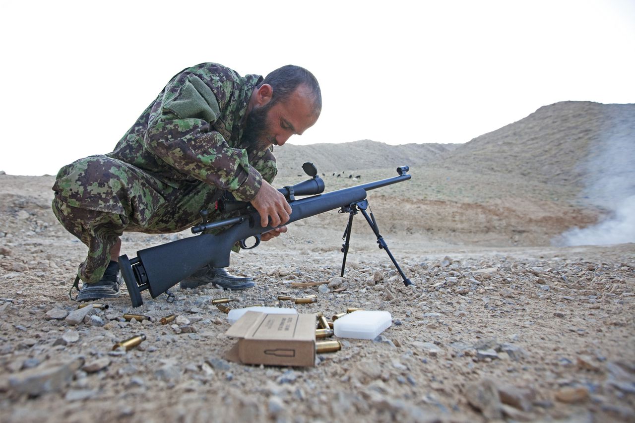 Een militair van het Afghaanse leger laadt zijn wapen (archieffoto) .